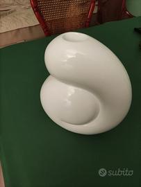 Vaso bianco design moderno in ceramica.