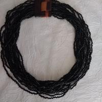 Collana perline nera con gancio legno