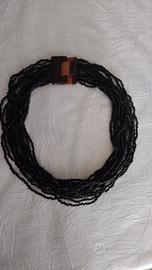 Collana perline nera con gancio legno