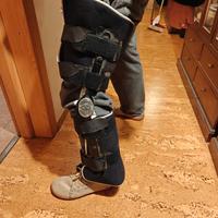 Tutore per ginocchio con immobilizzatore