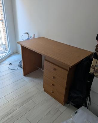 Scrivania robusta con 4 cassetti
