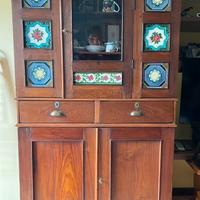 Vetrinetta credenza con formelle antiche