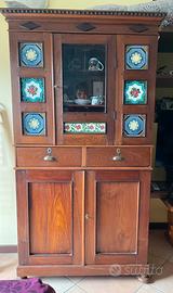 Vetrinetta credenza con formelle antiche