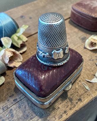 Antico ditale argento massiccio con scrigno