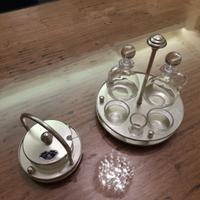 Elegante set per olio e aceto con porta sale