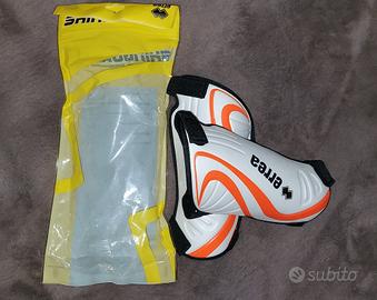 Parastinchi calcio errea nuovi con confezione 