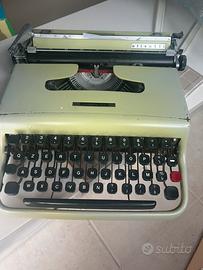Macchina da scrivere olivetti