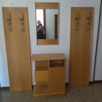 Appendiabiti con mobile e specchio da corridoio.