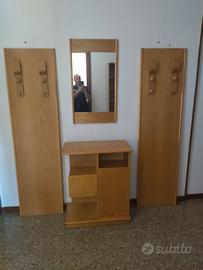Appendiabiti con mobile e specchio da corridoio.