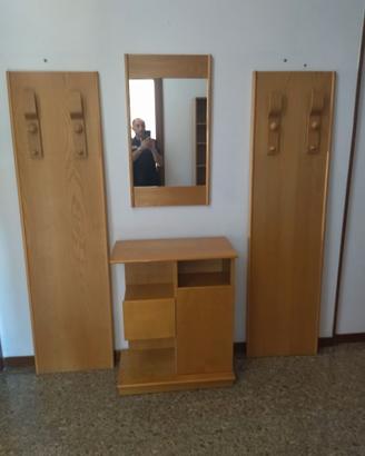 Appendiabiti con mobile e specchio da corridoio.
