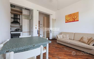 BILOCALE CON BALCONE E CANTINA