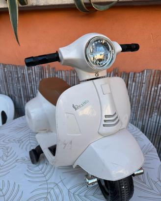 Vespa Elettrica Piaggio per bambini (6V) - Bianco