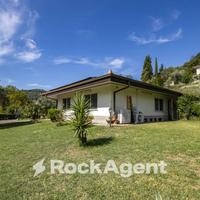 VILLA SINGOLA CON AMPIO GIARDINO E FRUTTETO