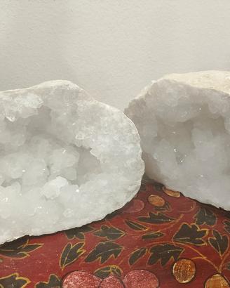 geode quarzo bianco e legno fossile