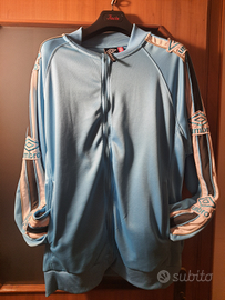 Tuta acetata Umbro celeste XXL patch ricamate