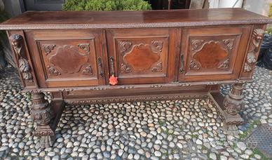 Credenza antica in stile.