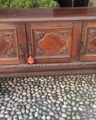 Credenza antica in stile.