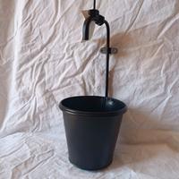 Secchiello porta vaso con rubinetto decorativo.