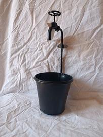 Secchiello porta vaso con rubinetto decorativo.