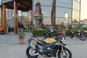 Aprilia Tuono V4 1100 Scorpion Yellow