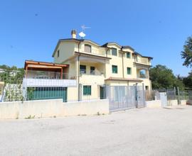 VILLA A SCHIERA D'ANGOLO A ORATINO