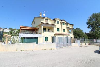 VILLA A SCHIERA D'ANGOLO A ORATINO