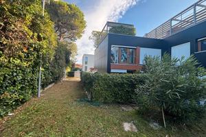 Lido di venezia: villa a schiera d'angolo