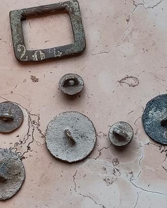 bottoni antichi più fibbia incisa 