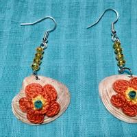 orecchini a conchiglia con fiore all'uncinetto 