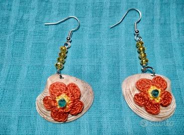 orecchini a conchiglia con fiore all'uncinetto 