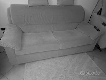 Divano a tre posti buonissime.condizioni