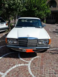 Mercedes 200 anno 1977 gpl