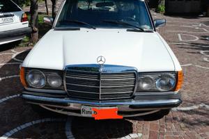 Mercedes 200 anno 1977 gpl