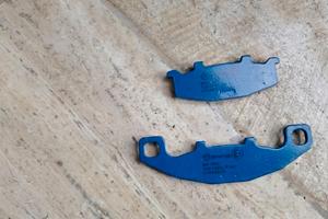 KIT PASTIGLIE FRENO ANTERIORE BREMBO 