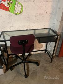 Scrivania per PC e sedia