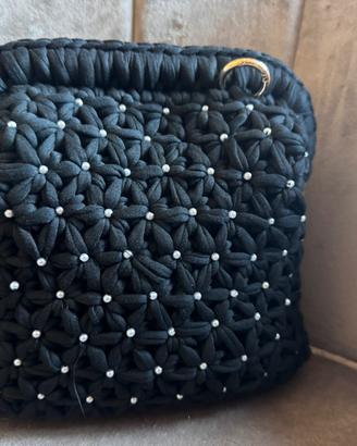 Clutch nera con perle cucite a mano