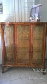 Vetrina argenteria in noce, stile chippendal