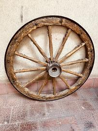 Ruota di carro antica in legno rustico o giardino