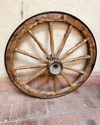 Ruota di carro antica in legno rustico o giardino