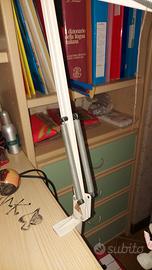 libreria con scrivania cassettiera sedia e lampada