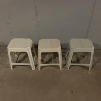 Sgabelli in plastica bianchi