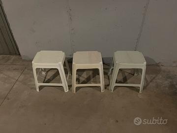 Sgabelli in plastica bianchi