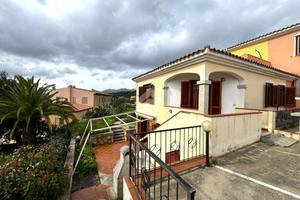 VILLA A SCHIERA A BUDONI