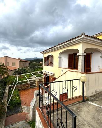 VILLA A SCHIERA A BUDONI