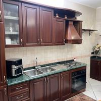 Cucina interamente in legno come nuova