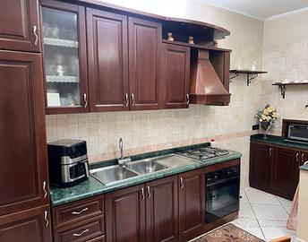 Cucina interamente in legno come nuova