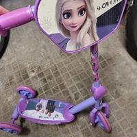 Monopattino frozen con casco