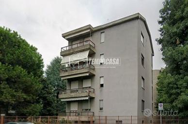 TRE LOCALI CON BOX E CANTINA