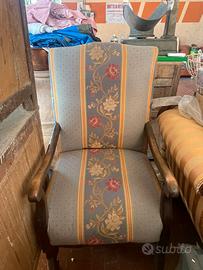 Grande e antica poltrona finemente tappezzata