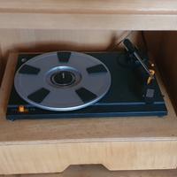 Mobile con giradischi e radio vintage